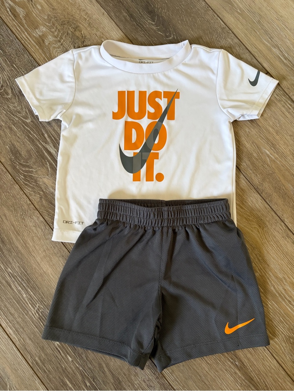 Nike Dri Fit Set 'Just Do It' T-Shirt & Gray Shorts